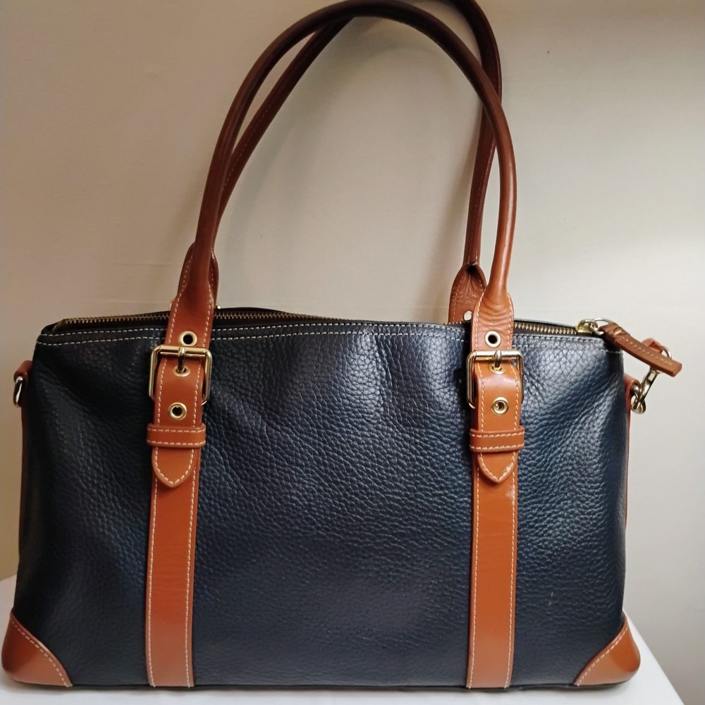 Chic Black and Tan Shoulder Bag - Picture 2 of 12